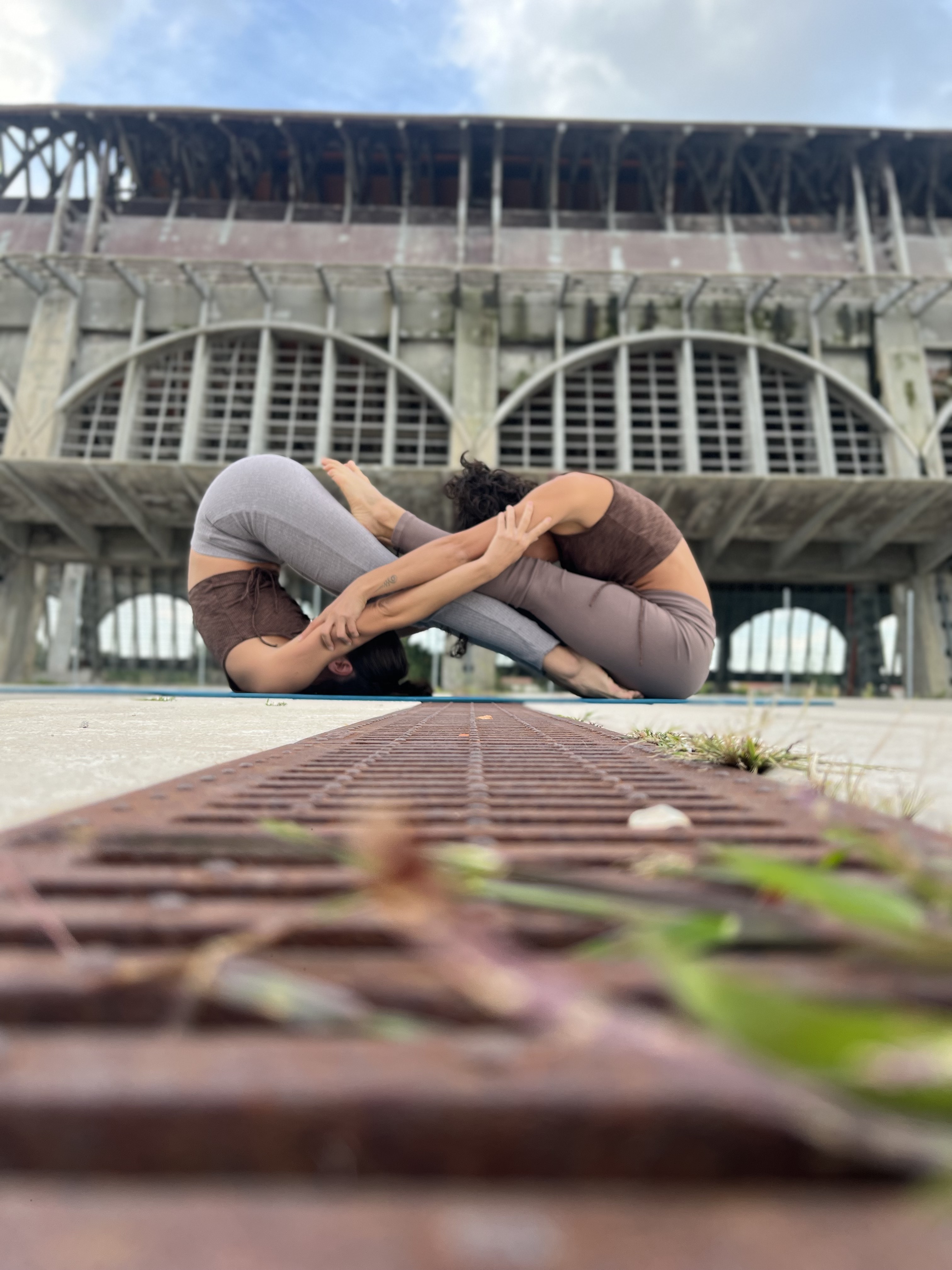 Due donne praticano yoga insieme all'aperto